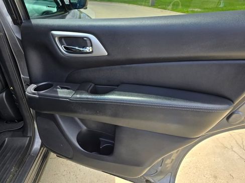 Used 2017 Nissan Pathfinder SL w/ SL Tech Package AWD/4WD image 13