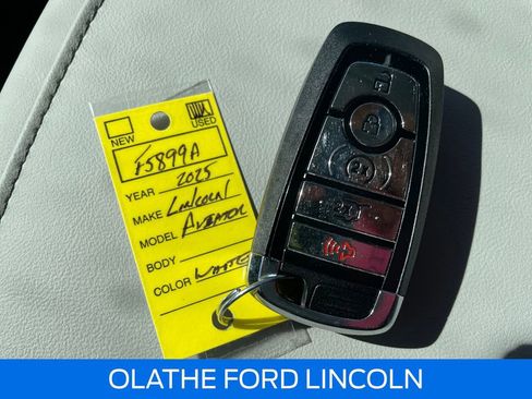 Used 2025 Lincoln Aviator Premiere w/ Jet Appearance Package image 11