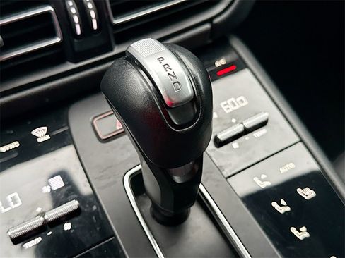 Used 2022 Porsche Macan Base image 18