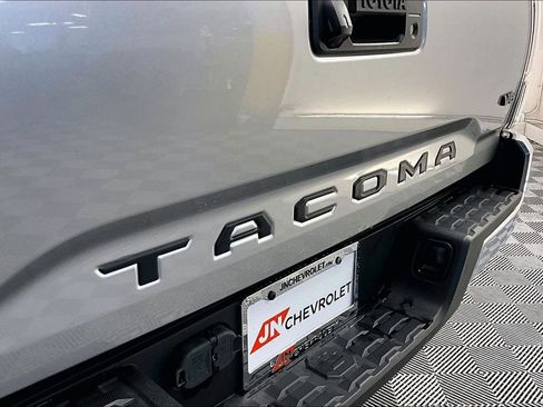 Used 2022 Toyota Tacoma w/ SR5 Package image 30