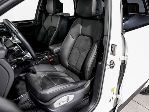 Used 2021 Porsche Macan S w/ Premium Package image 22