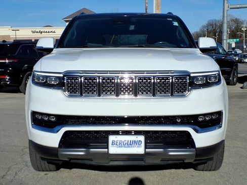 Used 2022 Jeep Grand Wagoneer Series II w/ Convenience Group III image 9