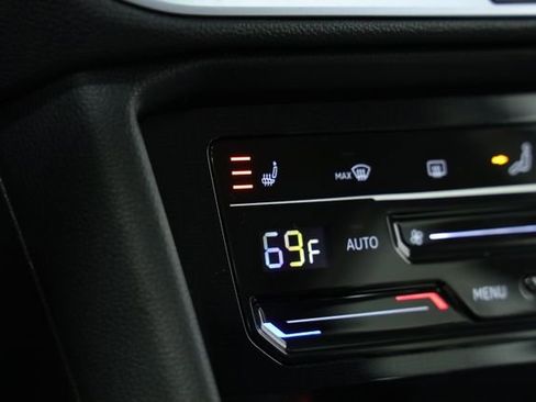 New 2025 Volkswagen Taos SE w/ Panoramic Sunroof Package FWD image 23