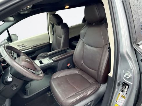 Used 2021 Toyota Sienna Platinum FWD image 11