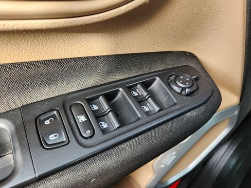 Used 2016 Jeep Renegade Latitude image 18