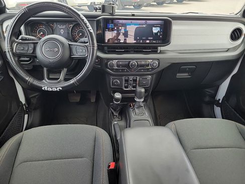 Used 2025 Jeep Gladiator Sport AWD/4WD image 17