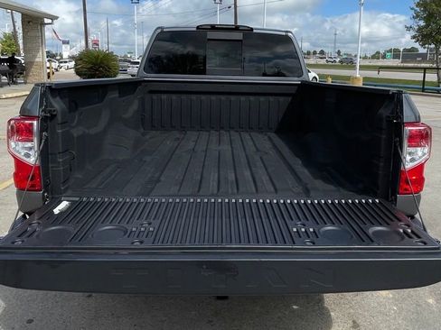 Used 2017 Nissan Titan S image 11