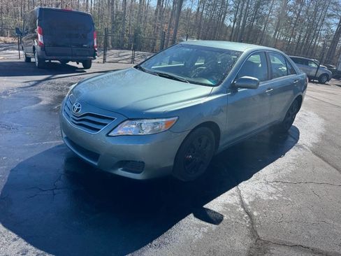 Used 2011 Toyota Camry LE image 1