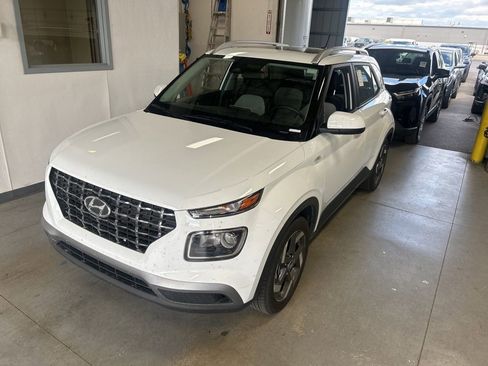 Used 2025 Hyundai Venue SEL FWD image 1