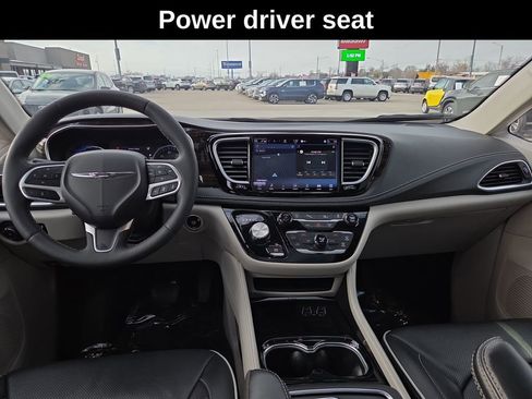 Used 2024 Chrysler Pacifica Limited image 18