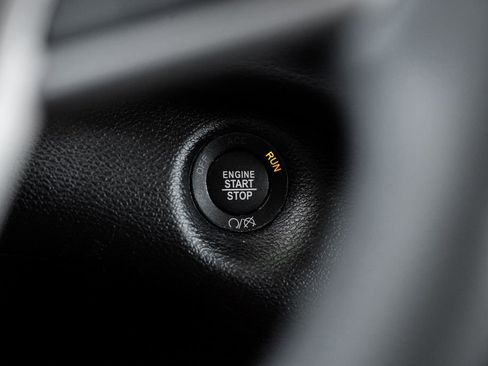 Used 2021 Jeep Cherokee Latitude Lux w/ Comfort/Convenience Group image 29