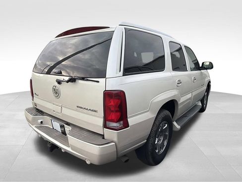 Used 2005 Cadillac Escalade AWD image 2