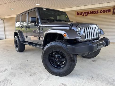 Used 2018 Jeep Wrangler Unlimited Sahara w/ Connectivity Group AWD/4WD image 2