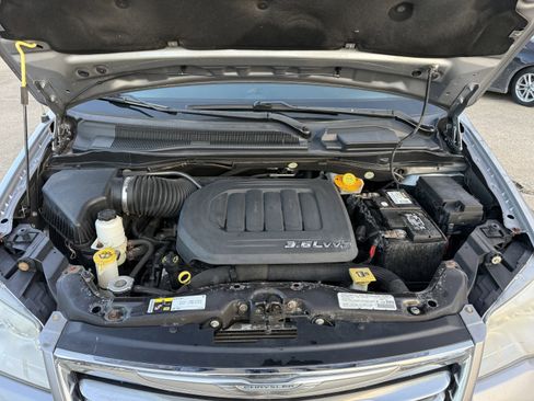 Used 2014 Chrysler Town & Country Touring image 38