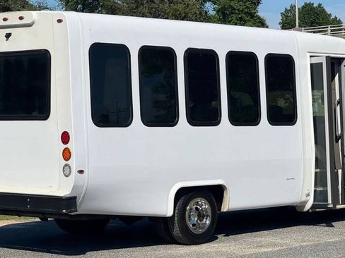 Used 2023 GMC Savana 3500 w/ Shuttle Bus Package RWD image 5