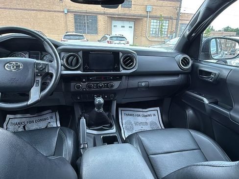 Used 2018 Toyota Tacoma TRD Sport AWD/4WD image 16