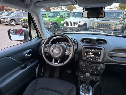Used 2022 Jeep Renegade Latitude w/ Convenience Group image 34