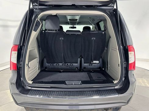 Used 2016 Chrysler Town & Country Touring w/ Driver Convenience Group FWD image 8