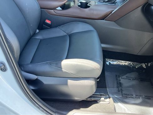 Used 2024 Toyota Venza XLE AWD/4WD image 35