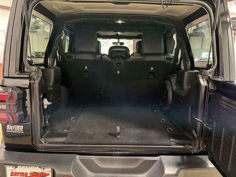 Used 2018 Jeep Wrangler Unlimited Sahara AWD/4WD image 24