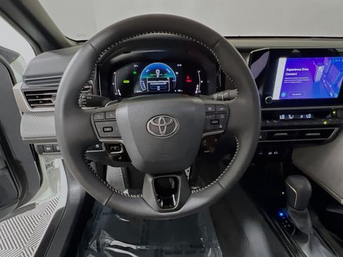 Used 2025 Toyota Camry SE w/ Convenience Package FWD image 18
