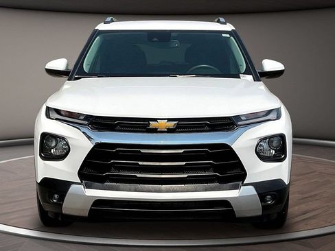Used 2023 Chevrolet TrailBlazer LT w/ Convenience Package FWD image 2
