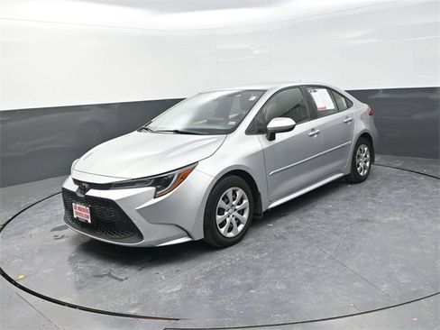 Used 2022 Toyota Corolla LE image 3
