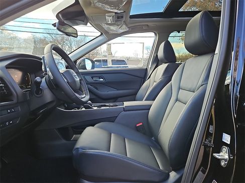 New 2025 Nissan Rogue SL w/ Tech Package image 9