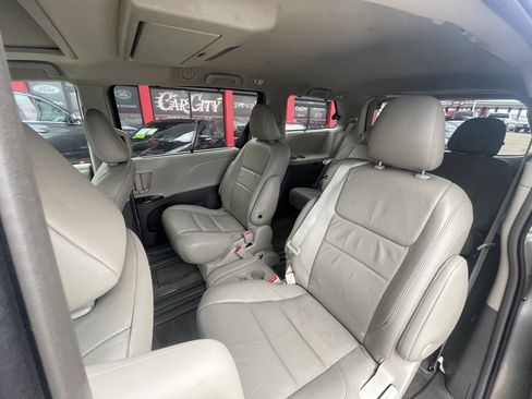 Used 2016 Toyota Sienna Limited image 12