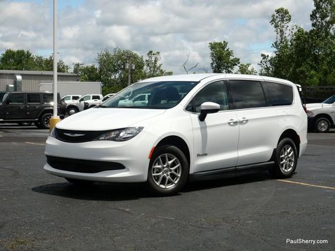 Used 2022 Chrysler Voyager LX image 21