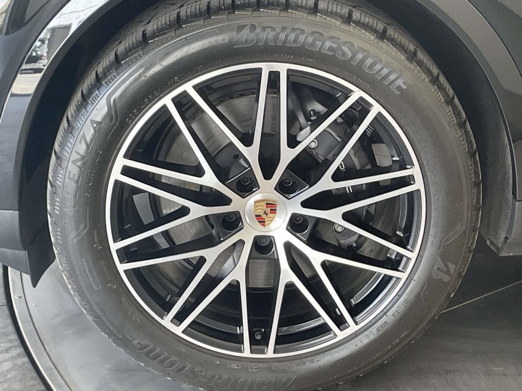Certified 2025 Porsche Cayenne AWD/4WD image 11