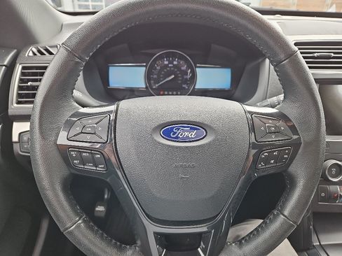 Used 2018 Ford Explorer XLT w/ Equipment Group 202A AWD/4WD image 10