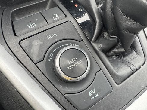 Used 2021 Toyota RAV4 XLE image 28