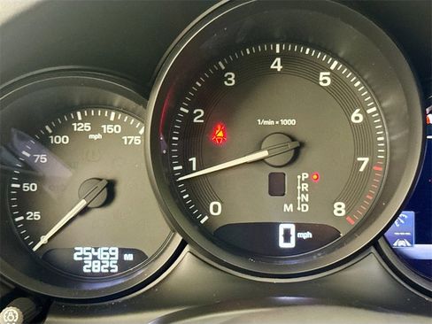 Used 2024 Porsche Macan image 10