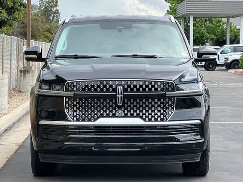 New 2026 Lincoln Navigator L Premier AWD/4WD image 11