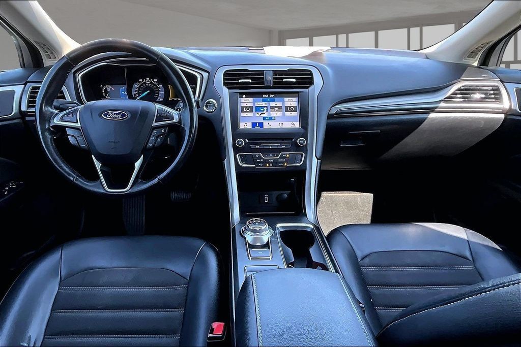 Used 2017 Ford Fusion SE w/ Equipment Group 201A FWD image 16