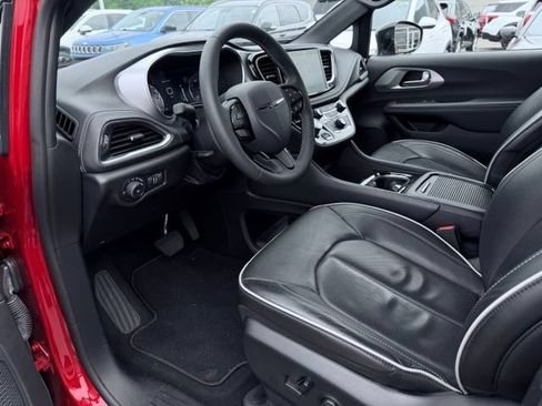 Used 2025 Chrysler Pacifica Limited FWD image 24