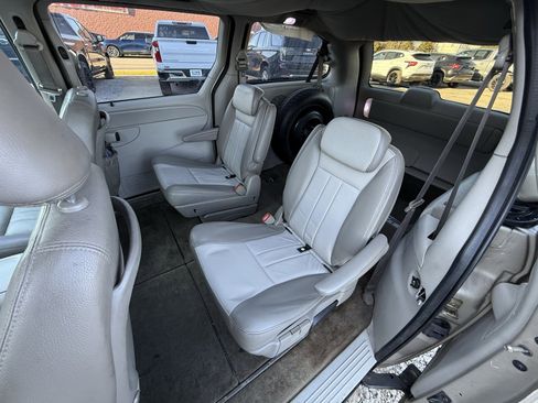 Used 2005 Chrysler Town & Country Touring image 18