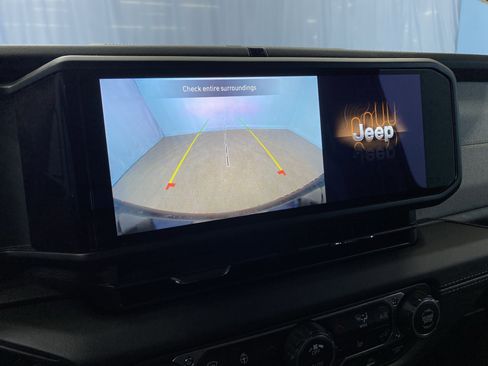 Certified 2025 Jeep Wrangler Sahara w/ Safety Group image 18