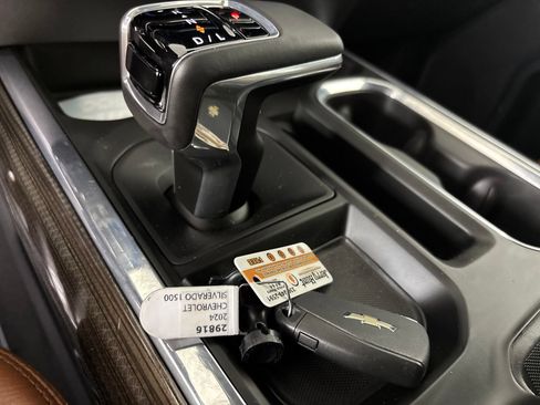 Used 2024 Chevrolet Silverado 1500 LT Trail Boss w/ Dark Appearance Package AWD/4WD image 16