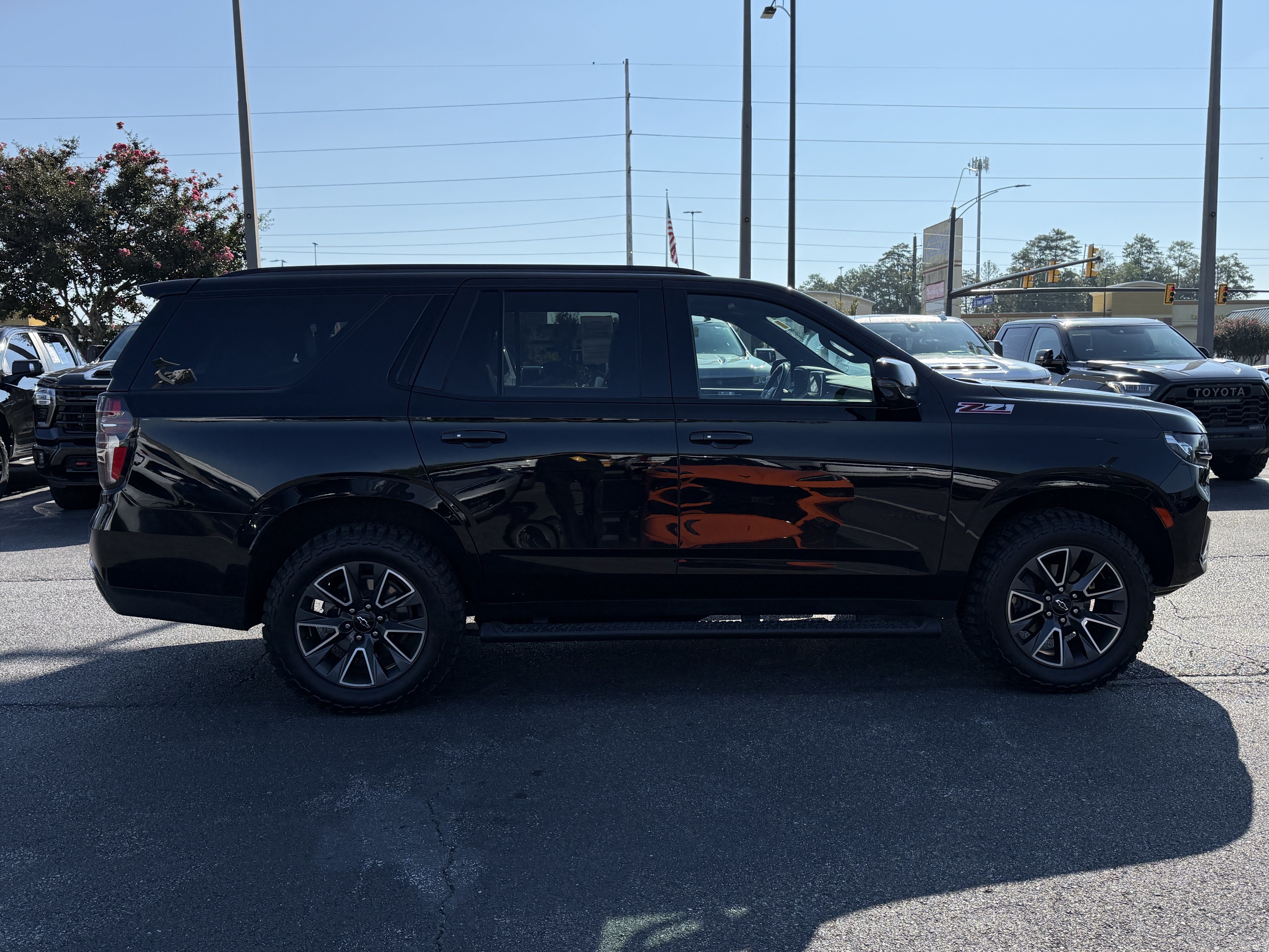 Used 2023 Chevrolet Tahoe Z71 w/ Luxury Package AWD/4WD image 12