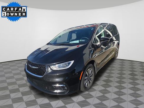 Used 2023 Chrysler Pacifica Touring-L image 2