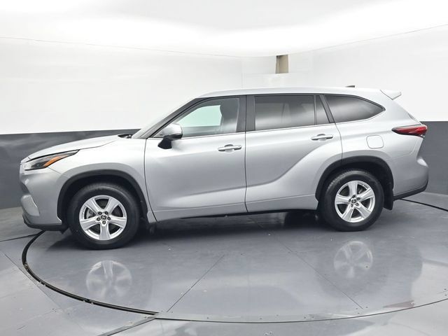 Used 2023 Toyota Highlander LE AWD/4WD image 4