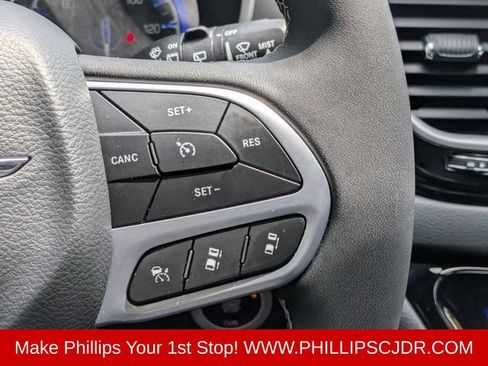 Certified 2026 Chrysler Pacifica Select FWD image 25