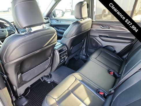 Used 2025 Jeep Grand Cherokee Limited w/ Luxury Tech Group II AWD/4WD image 24