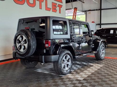 Used 2017 Jeep Wrangler Unlimited Sahara w/ Connectivity Group AWD/4WD image 7