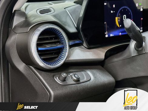 Used 2024 Chevrolet Trax LT w/ LT Convenience Package FWD image 13