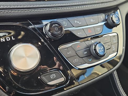 Used 2025 Chrysler Pacifica Limited image 11