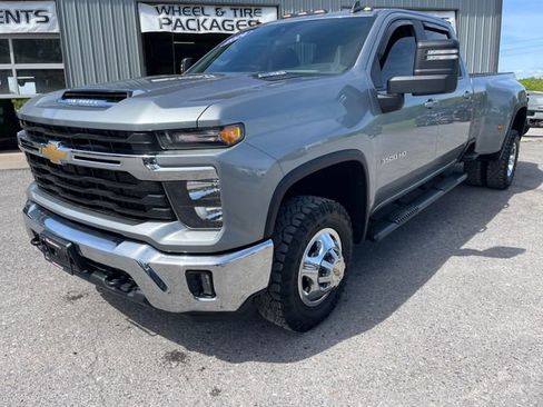 Used 2024 Chevrolet Silverado 3500 LT w/ Convenience Package AWD/4WD image 3