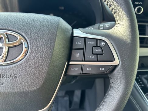 Used 2025 Toyota Sienna XLE w/ XLE Plus Package AWD/4WD image 21